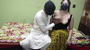 पाकिस्तानी आंटी टाइट ऐस में लंड लेती है