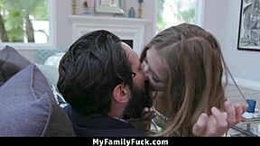 स्टीपफादर, तुमने मेरी भिगी चूत को ज़ोर से धक्का दिया!