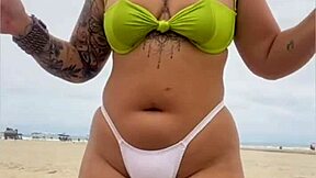 O vendedor olha minha buceta na praia africana 😏