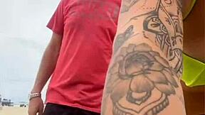 O vendedor olha minha buceta na praia africana 😏