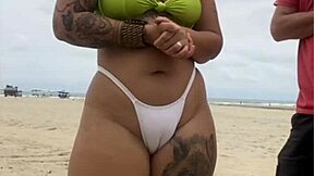 O vendedor olha minha buceta na praia africana 😏