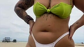 O vendedor olha minha buceta na praia africana 😏