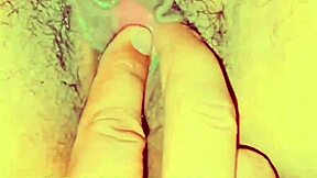 Khubsurat Indian virgin choot ka close up, gili detail mein.