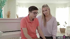 Busty MILF piano teacher Bunny Madison nay young 18+ student ko motivate kiya.