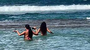 duas gostosas aproveitam a praia da enseada dos corais em cabo pe, que delícia! 😍