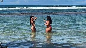 duas gostosas aproveitam a praia da enseada dos corais em cabo pe, que delícia! 😍