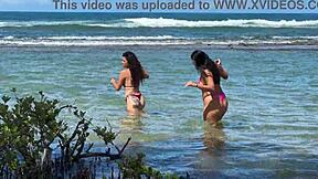 duas gostosas aproveitam a praia da enseada dos corais em cabo pe, que delícia! 😍