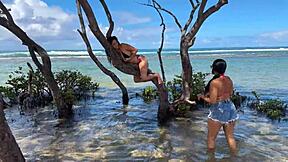 duas gostosas aproveitam a praia da enseada dos corais em cabo pe, que delícia! 😍