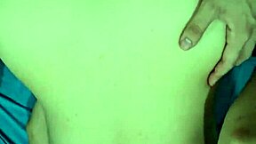 entregando la colita en su primer anal excitante