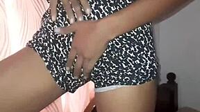 युवा 18+ दुल्हन अपनी मोटी गंद और बड़ी चूचियाँ माल से भरवाने के लिए ऑफर करती है