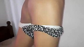 युवा 18+ दुल्हन अपनी मोटी गंद और बड़ी चूचियाँ माल से भरवाने के लिए ऑफर करती है