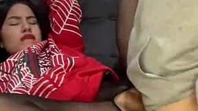 यह छोटी 18+ स्पाइडर लड़की अपने बड़े लंड वाले दोस्त को चोदना पसंद करती है कपड़े फटते हुए