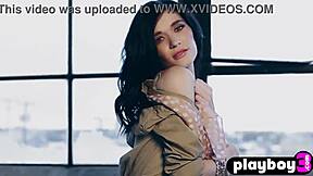 Why did Morgan Hovanek pose after stunning Cierra Avalon?