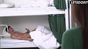 परफेक्ट स्लट मेरी रॉक वर्जिन रूममेट को सेड्यूस करती है योगा के बाद वाइल्ड फक के लिए