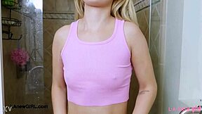 शर्मीली टीन 18+ ब्लॉन्ड सोलो इंटरव्यू के बाद शॉवर लेती है