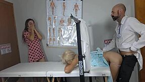 दो नॉटी लड़कियां गायनेकोलॉजिस्ट को अपने बदन से खेलने देती हैं