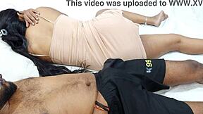 इस होटल रूम में, हरियाणवी सौतेली माँ अपने सौतेले बेटे के साथ बेड शेयर करती है, जिससे चूत चाटना और चूसना होता है