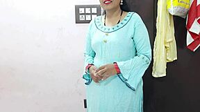 इस होटल रूम में, हरियाणवी सौतेली माँ अपने सौतेले बेटे के साथ बेड शेयर करती है, जिससे चूत चाटना और चूसना होता है