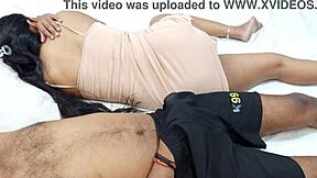 इस होटल रूम में, हरियाणवी सौतेली माँ अपने सौतेले बेटे के साथ बेड शेयर करती है, जिससे चूत चाटना और चूसना होता है