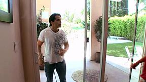 सैब्रिना स्वीट रॉ एमेच्योर हार्डकोर में इंटेंस एक्शन के साथ स्टार करती है