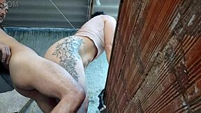 Empregada me seduz de shortinho até eu foder ela na varanda