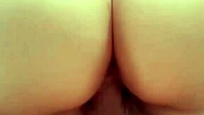 Madrasta cheia de tesão senta no enteado