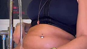 I twerk hot in the bathtub and cum on the bed calling to fuck hard