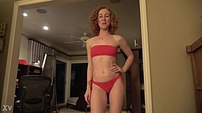 chica en bikini rojo, show me that big ass?