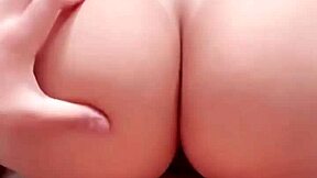 Madrasta cheia de tesão senta no enteado