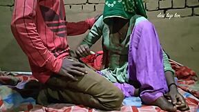 देसी सेक्सी बीवी बेड पर चोदी जाती है।