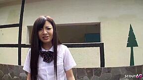 चोटी जापानीज टीन 18 ओल्ड स्ट्रेंजर को क्रिएम्पाई डिफ्लोरेशन के लिए सेड्यूस करती है