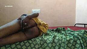 बुआ की प्यासी चिकनी चूत को उंगलियों से छू रहा हूँ 😏