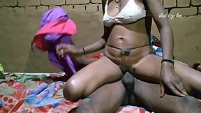 देसी सेक्सी बीवी बेड पर चोदी जाती है।