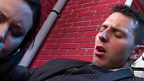 Giovane Puttana Aspetta in Strada Grossi Cazzi da Segare, Spompinare e Chiavare