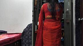 मेड कपबोर्ड साफ कर रही थी जब मालिक आया और उसे हार्ड लिया