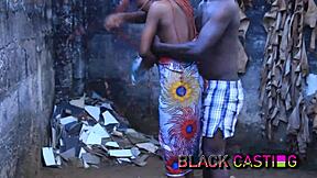 बैकयार्ड फक एबोनी स्टड के साथ जबकि गर्लफ्रेंड अंदर इंतजार करती है।