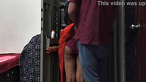 मेड कपबोर्ड साफ कर रही थी जब मालिक आया और उसे हार्ड लिया