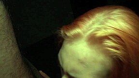 शेव्ड रेडहेड गर्लफ्रेंड क्विकी पेनेट्रेशन के दौरान मोन्स करती है