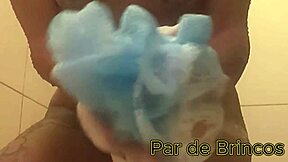 Tomei um banho e fui gozar gostoso sentando na piroca grande