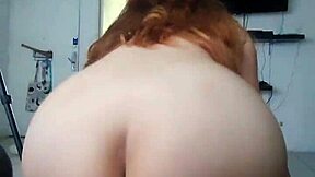 la madrastra de su amiga se arrodilla frente a el