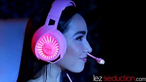 Stepmom cherie deville licks gamer teen pussy