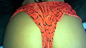 peguei a empregadinha sem camizeta na sala com calor ofereci grana ela me deu seu popo