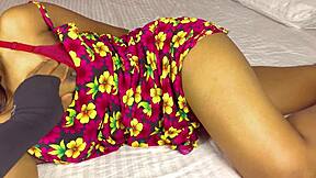 वाह, देखो यह भारतीय देसी लड़की अपनी कुंवारी चूत दिखा रही है!