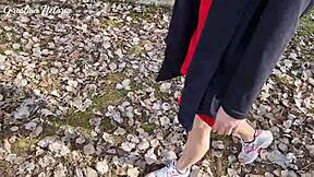 शाई रशियन गर्ल फर्स्ट डेट पर वुड में