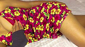 वाह, देखो यह भारतीय देसी लड़की अपनी कुंवारी चूत दिखा रही है!