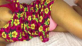 वाह, देखो यह भारतीय देसी लड़की अपनी कुंवारी चूत दिखा रही है!