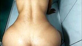 Mijando na boca no corpo dentro no anus dando o c� e gozando horrores.