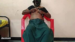 नौकरानी लड़की केला, लोकी, बैंगन से चूत में मस्ती करती है रैंच शादी में!