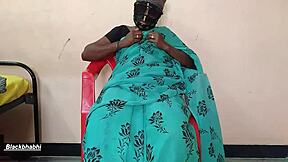 नौकरानी लड़की केला, लोकी, बैंगन से चूत में मस्ती करती है रैंच शादी में!