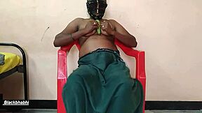 नौकरानी लड़की केला, लोकी, बैंगन से चूत में मस्ती करती है रैंच शादी में!